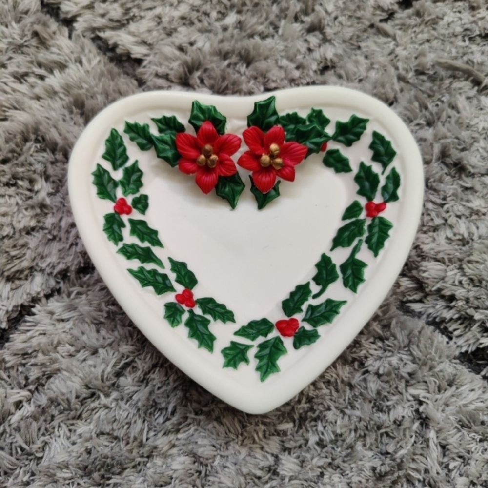 Holly & Berries Heart Shaped Trinket Jewelry Dish Ivory Fine China Christmas EUC